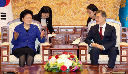 문재인 대통령이 26일 청와대에서 류옌둥 중국 국무원 부총리를 만나 대화를 나누고 있다. 연합뉴스